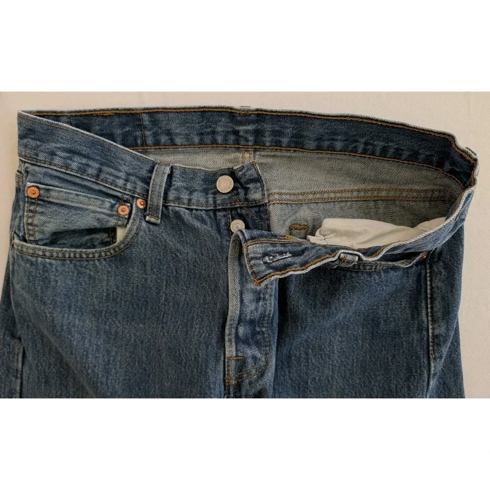 Levi's 501 Jeans Men's Button Fly Size 32x34 Light Wash Denim Straight Leg Fit